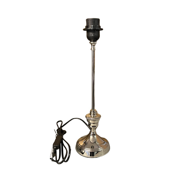 Der elegante Lampenfuß aus Nickel verleiht jedem Raum einen modernen Akzent. Perfekt für stilvolle Leuchtenkombinationen.
