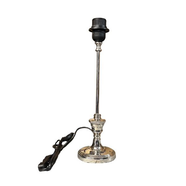 Detailaufnahme des eleganten Lampenfußes in Nickel. Ideal für klassische Leuchten und stilvolle Einrichtung.