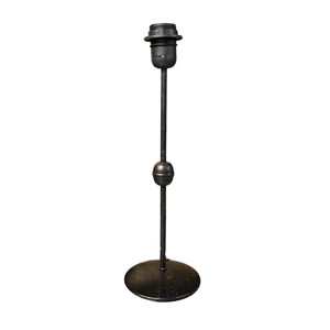 Schwarzer Lampenfuß von Various mit eleganter Form. Ideal für individuelle Lampen und harmonisches Lichtambiente.