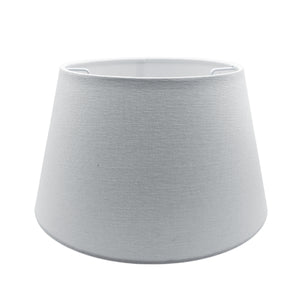 Minimalistischer Lampenschirm in Offwhite aus Baumwolle. Perfekt für ein sanftes, modernes Lichtambiente in jedem Raum.