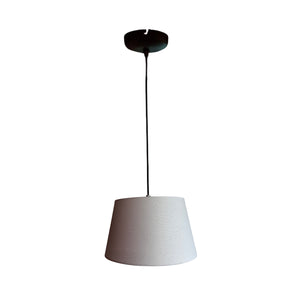 Der offwhite Lampenschirm aus Baumwolle fügt sich harmonisch in moderne Räume ein. Minimalistisches Design für jeden Anlass.
