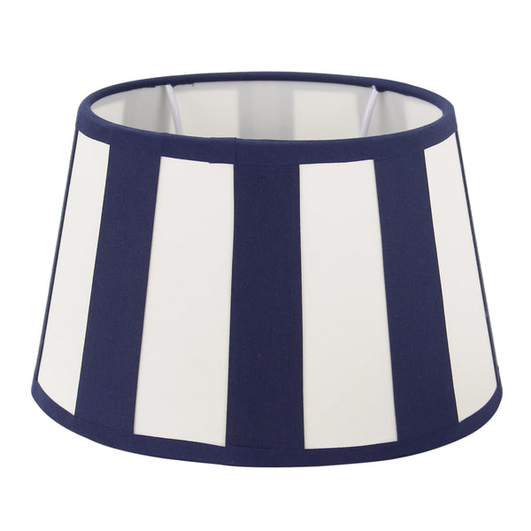 Der cremefarbene Lampenschirm Oval aus der Balken-Serie bringt sanftes Licht in jeden Raum.