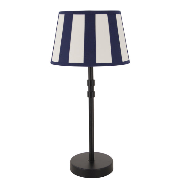 Der ovale Lampenschirm in Creme verleiht jedem Raum eine helle, freundliche Ausstrahlung. Ideal für gemütliche Abende.