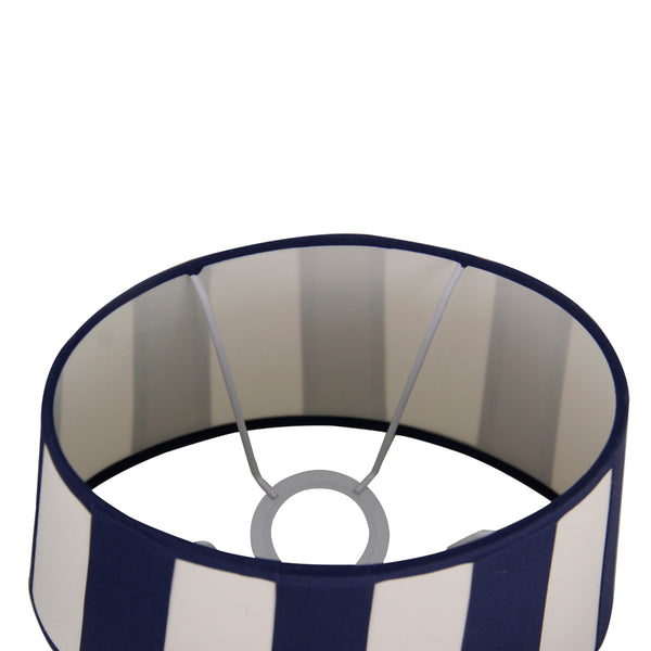 Detailansicht des ovalen Lampenschirms in Creme mit blauen Akzenten. Ideal für eine stilvolle Beleuchtung in jedem Raum.
