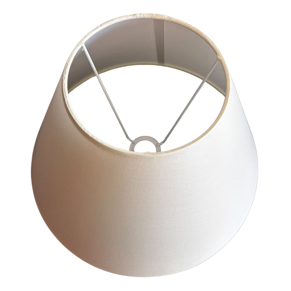 Der cremefarbene Lampenschirm aus Chintz verleiht jedem Raum ein sanftes, minimalistisches Licht. Ideal für dezente Akzente.