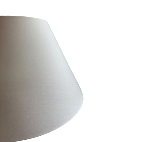 Eleganter cremefarbener Lampenschirm aus Chintz für eine minimalistische Atmosphäre. Ideal für diverse Leuchten.