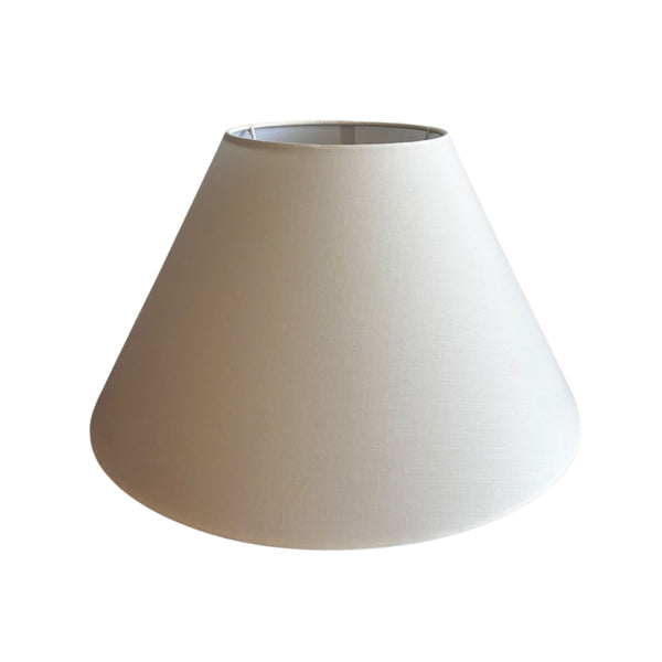 Der cremefarbene Lampenschirm aus Chintz bringt sanftes Licht in jeden Raum. Ideal für eine minimalistische Einrichtung.