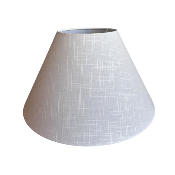 Zeitloser Lampenschirm aus weißem Leinen für sanftes, diffuses Licht. Ideal für eine gemütliche Atmosphäre im Wohnraum.