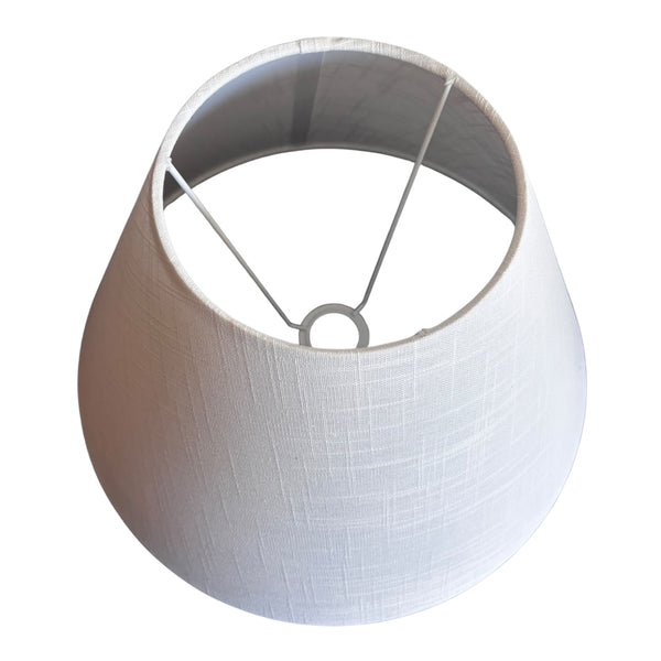 Zeitloser Lampenschirm in Weiß aus Leinen, ideal für eine harmonische Raumatmosphäre. Verleiht jedem Raum Eleganz.