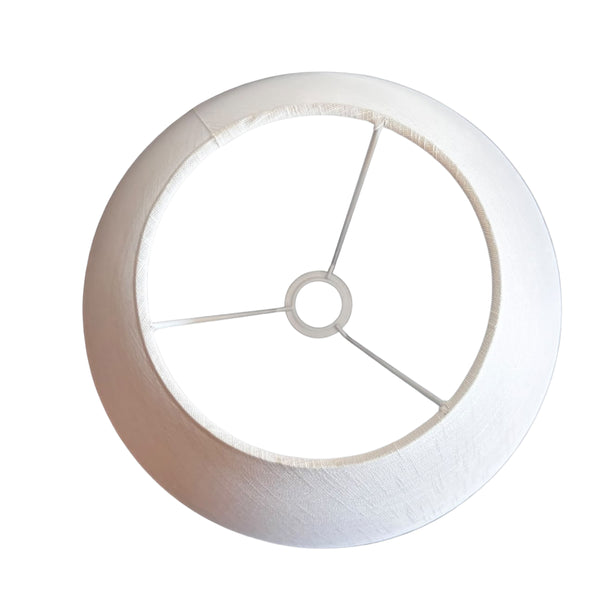 Weißer Lampenschirm aus Leinen für zeitlose Eleganz. Perfekt für eine harmonische Lichtatmosphäre in jedem Raum.