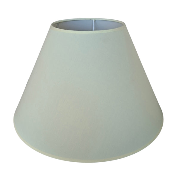 Der cremefarbene Lampenschirm von Various verleiht jedem Raum eine zeitlose Eleganz. Ideal für harmonisches Licht.