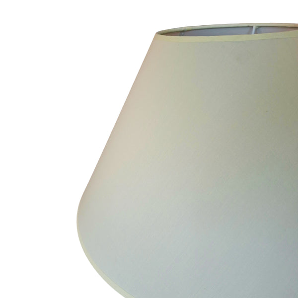 Eleganter Lampenschirm in zartem Creme mit Chintz-Oberfläche. Verleiht jedem Raum eine zeitlose und warme Atmosphäre.
