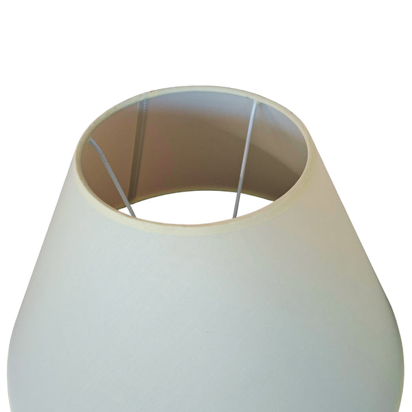 Harmonischer Lampenschirm in sanftem Creme. Er verleiht jedem Raum eine zeitlose Eleganz und behagliche Lichtatmosphäre.