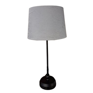 Moderner grauer Lampenschirm aus Chintz für eine stilvolle Atmosphäre. Ideal für trendige Wohnräume oder Büros.