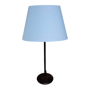Der moderne blaue Lampenschirm aus Chintz verleiht jedem Raum einen frischen Akzent. Ideal für stimmungsvolle Beleuchtung.