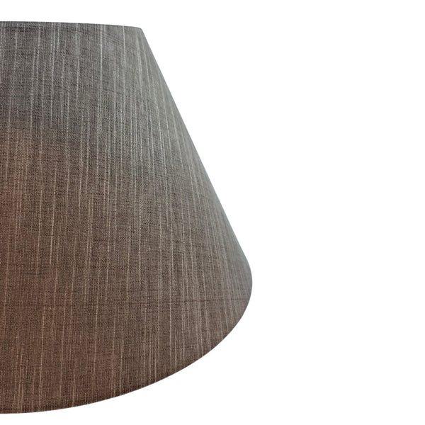 Brauner Lampenschirm aus Chintz begeistert mit minimalistischem Design. Perfekt für eine warme und einladende Atmosphäre.