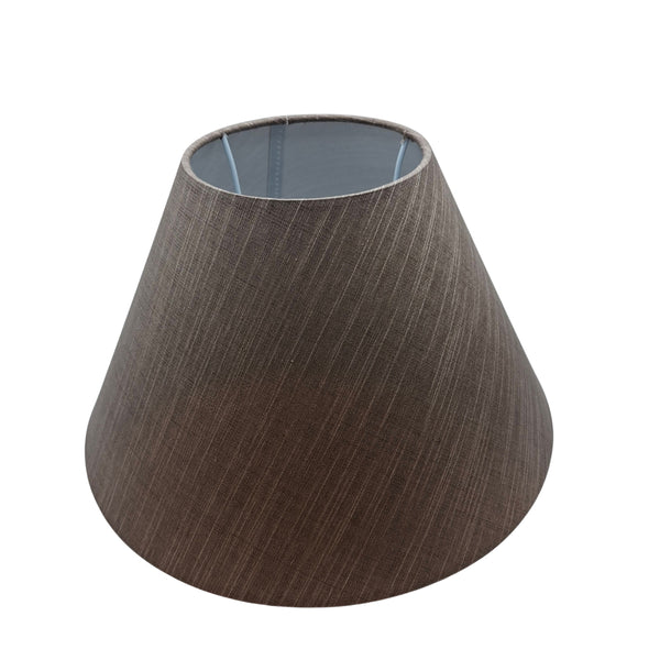 Der braune Lampenschirm aus Chintz überzeugt mit minimalistischem Design. Perfekt für eine warme, einladende Atmosphäre.