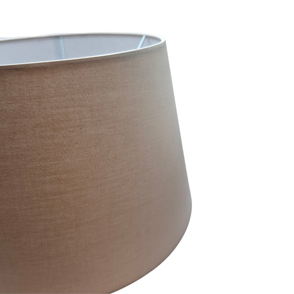 Der elegante Lampenschirm in Cappuccino verleiht jedem Raum eine warme, einladende Atmosphäre.