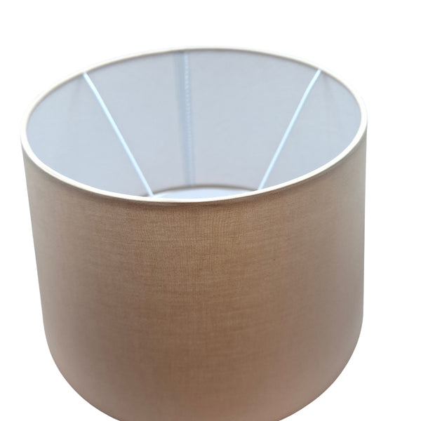 Schlichter Lampenschirm in zartem Cappuccino. Ideal für eine minimalistische Beleuchtung und harmonische Raumatmosphäre.