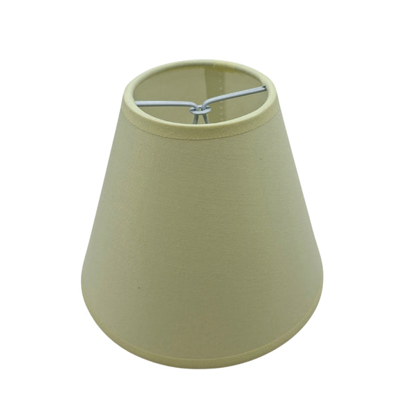 Der cremefarbene Lampenschirm aus Baumwolle bietet zeitlosen Minimalismus.