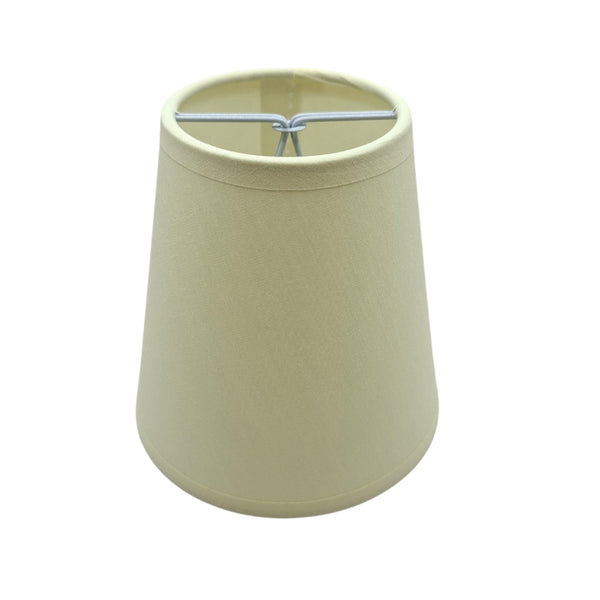 Minimalistischer Lampenschirm in Creme für behagliches Licht. Ideal für moderne Wohnräume und schafft eine warme Atmosphäre.