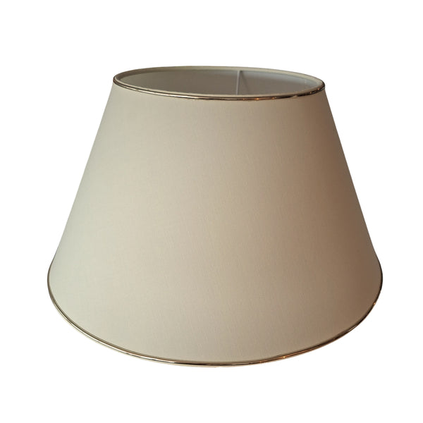 Eleganter Lampenschirm in Gold und Creme mit Chintz-Design. Verleiht jedem Raum eine warme, einladende Atmosphäre.