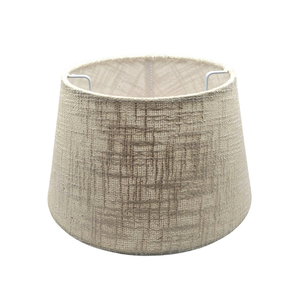 Eleganter Lampenschirm in creme aus Wolle. Er verleiht modernen Räumen eine warme, einladende Atmosphäre.