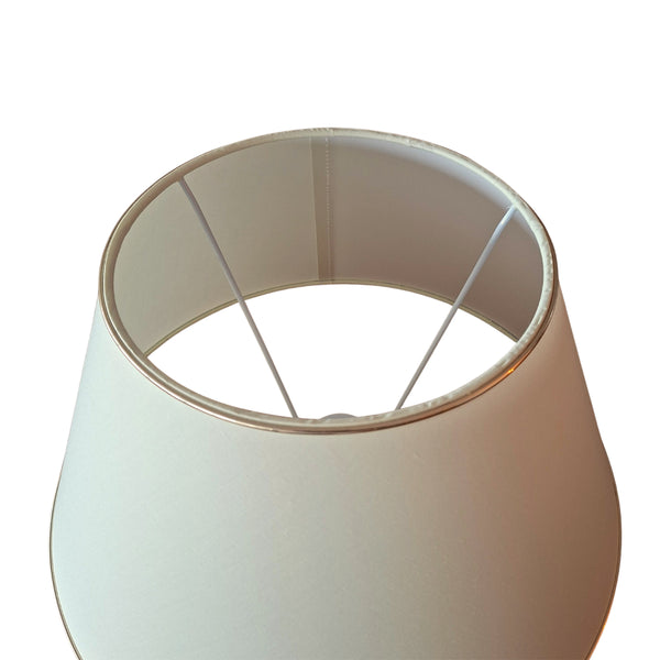 Der elegante Lampenschirm in Gold und Creme schafft eine warme Atmosphäre. Ideal für stilvolle Akzente in jedem Raum.
