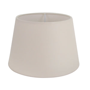 Zarter Lampenschirm in Creme aus Chintz verleiht jedem Raum eine moderne Note. Ideal für stimmungsvolle Beleuchtung.