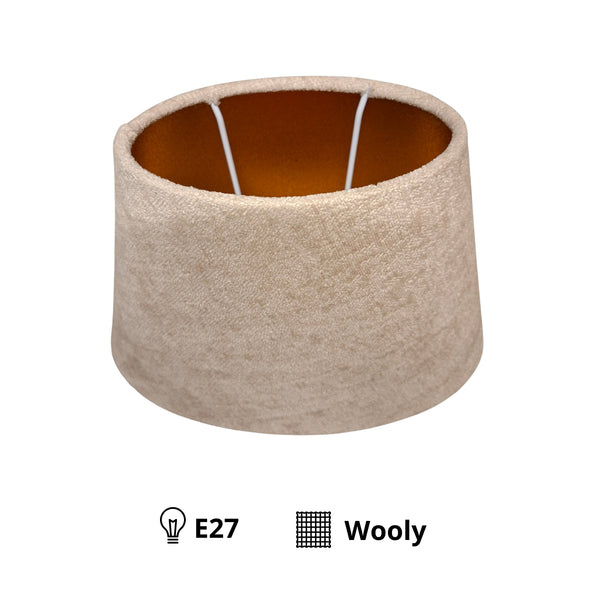 Eleganter Lampenschirm in creme aus Samt. Er bringt Wärme und Stil in jeden Wohnraum und sorgt für behagliche Beleuchtung.