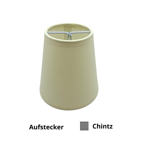 Dieser cremefarbene Lampenschirm aus Chintz verleiht jedem Raum einen Hauch von Eleganz.