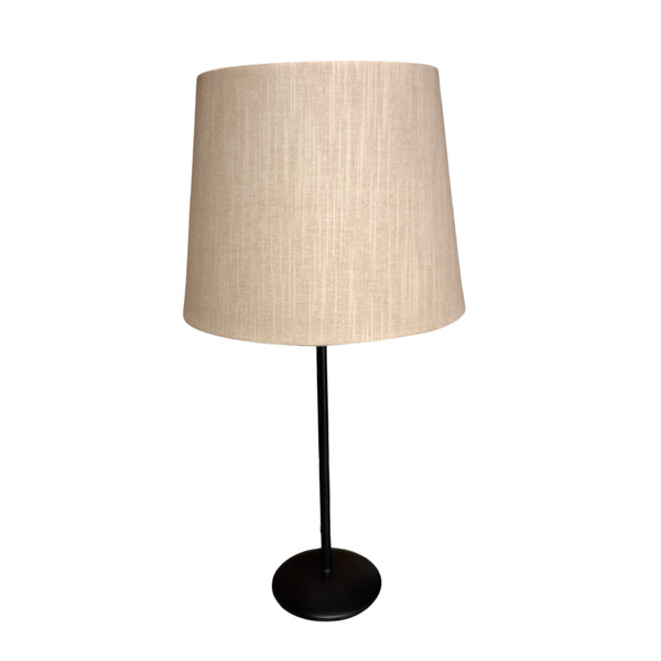 Eleganter Lampenschirm in cremiger Wildseide. Er bringt einen Hauch von Luxus und Wärme in jedes Wohnambiente.