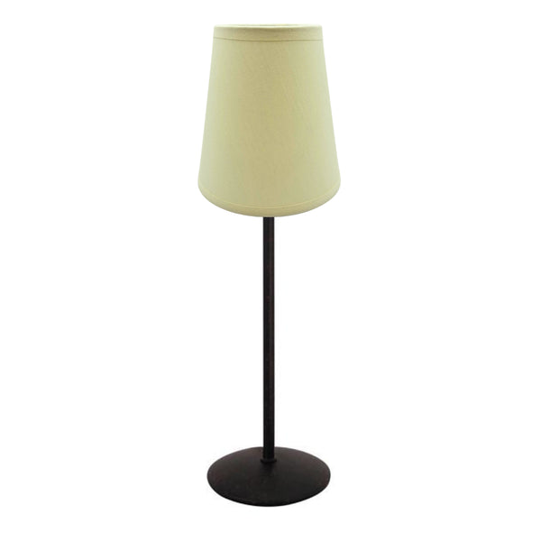 Der cremefarbene Lampenschirm aus Chintz verleiht jedem Raum eine warme, minimalistische Note.