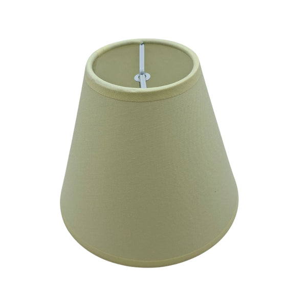 Der cremefarbene Lampenschirm aus Baumwolle bringt zeitlose Eleganz in jeden Raum. Perfekt für minimalistische Wohnkonzepte.
