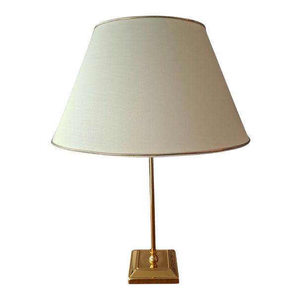 Der elegante Lampenschirm in Gold und Creme bringt warmes Licht in jeden Raum.
