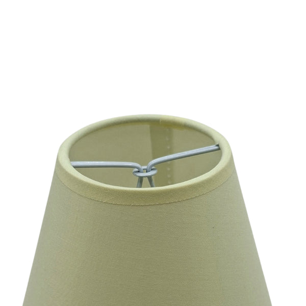Der cremefarbene Lampenschirm aus Baumwolle vereint minimalistisches Design mit zeitloser Eleganz. Ideal für jeden Raum.