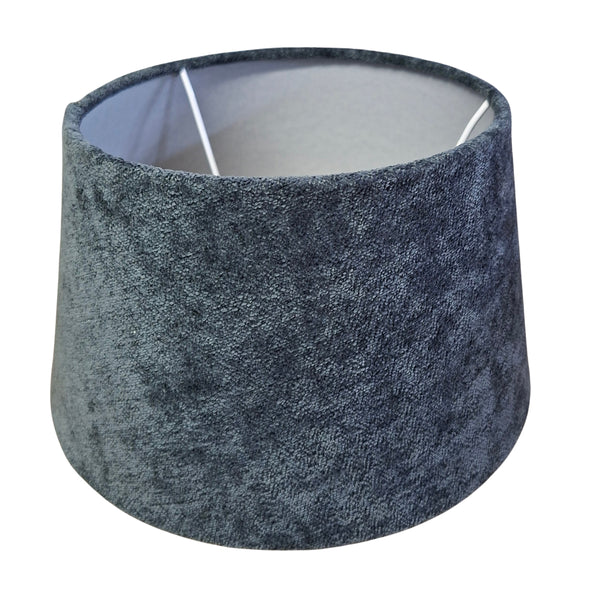 Dunkelgrauer Lampenschirm aus Wolle in modernem, minimalistischem Design. Er schafft eine gemütliche Atmosphäre im Raum.
