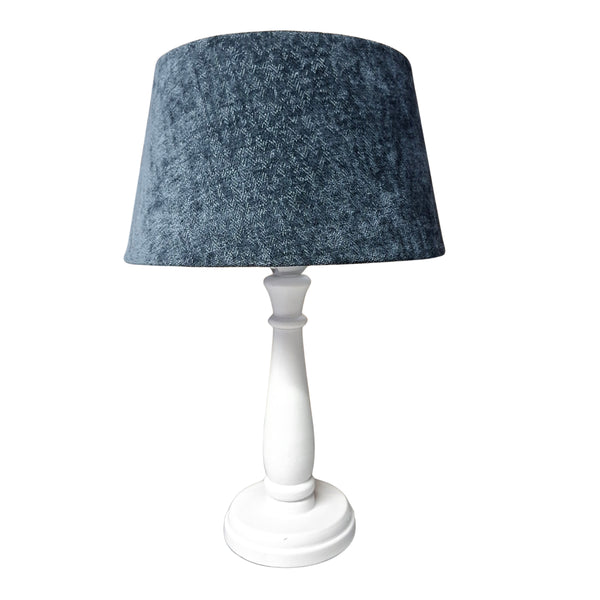 Der dunkelgraue Lampenschirm aus Wolle ergänzt modern-minimalistische Räume perfekt. Er schafft eine gemütliche Atmosphäre.