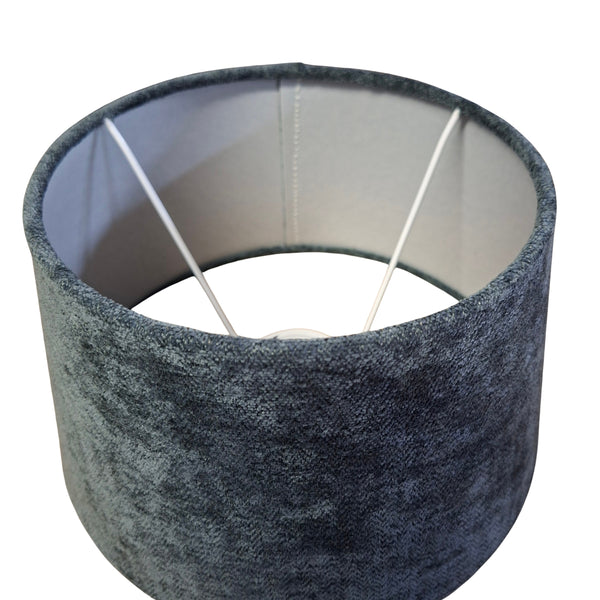 Dieser dunkelgraue Lampenschirm aus Wolle bringt modernen Minimalismus in jeden Raum. Ideal für stimmungsvolle Beleuchtung.