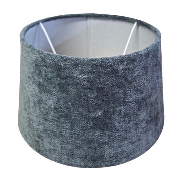 Der dunkelgraue Lampenschirm aus Wolle überzeugt mit minimalistischem Design.