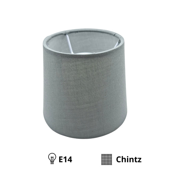 Der graue Lampenschirm aus Chintz vereint minimalistisches Design mit modernem Stil. Perfekt für eine zeitgemäße Einrichtung.