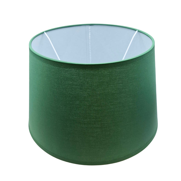 Der grüne Lampenschirm aus Chintz verleiht jedem Raum eine frische, moderne Note. Perfekt für minimalistische Interieurs.