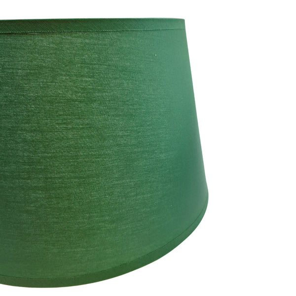 Der grüne Lampenschirm aus Chintz bringt frische Farben in jedes moderne Zuhause. Perfekt für minimalistische Einrichtung.