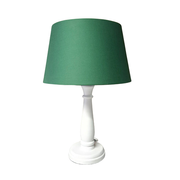 Der grüne Lampenschirm aus Chintz bringt frische Akzente in moderne Wohnräume.