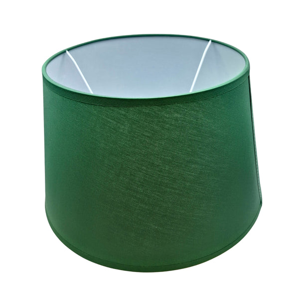 Der grüne Lampenschirm aus Chintz bringt modernen Minimalismus in jeden Raum. Perfekt für eine frische, stilvolle Atmosphäre.
