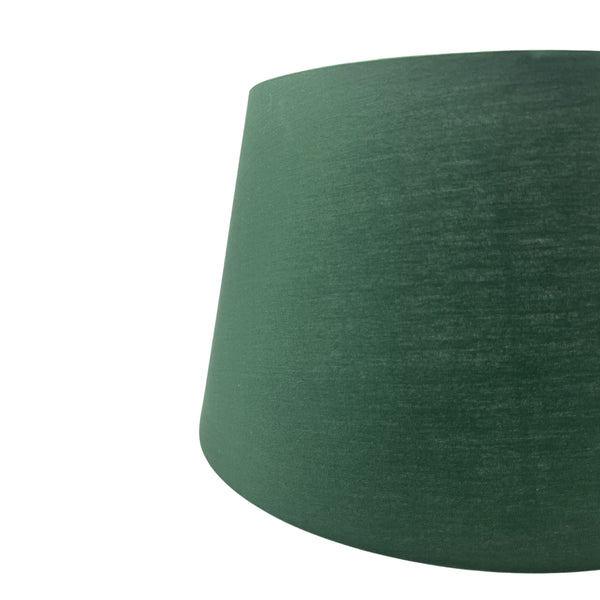Dieser grüne Lampenschirm aus Chintz bringt frische Akzente in moderne Wohnräume.