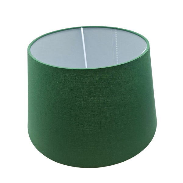 Der grüne Chintz-Lampenschirm bringt frische Farbe in Ihr Zuhause. Modernes Design trifft auf minimalistische Eleganz.