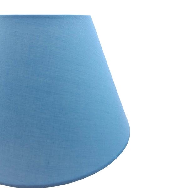 Der moderne blaue Lampenschirm aus Chintz verleiht jedem Raum ein frisches, elegantes Ambiente. Ideal für stilvolle Akzente.