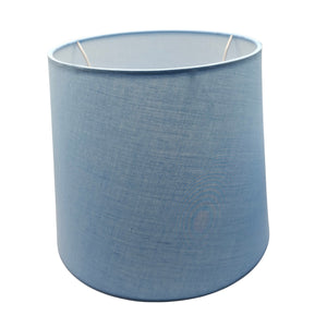 Heller blauer Lampenschirm aus Chintz für eine frische, einladende Atmosphäre. Ideal für kreative Raumgestaltungen.
