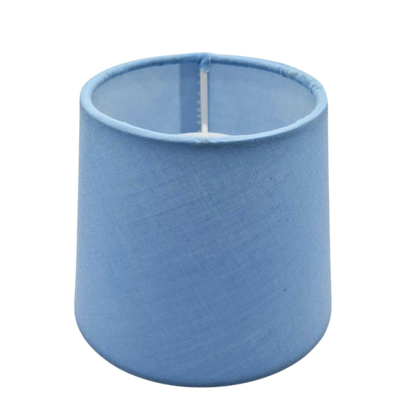 Der hellblaue Lampenschirm aus Chintz verleiht jedem Raum eine sanfte, einladende Atmosphäre. Ideal für gemütliche Abende.